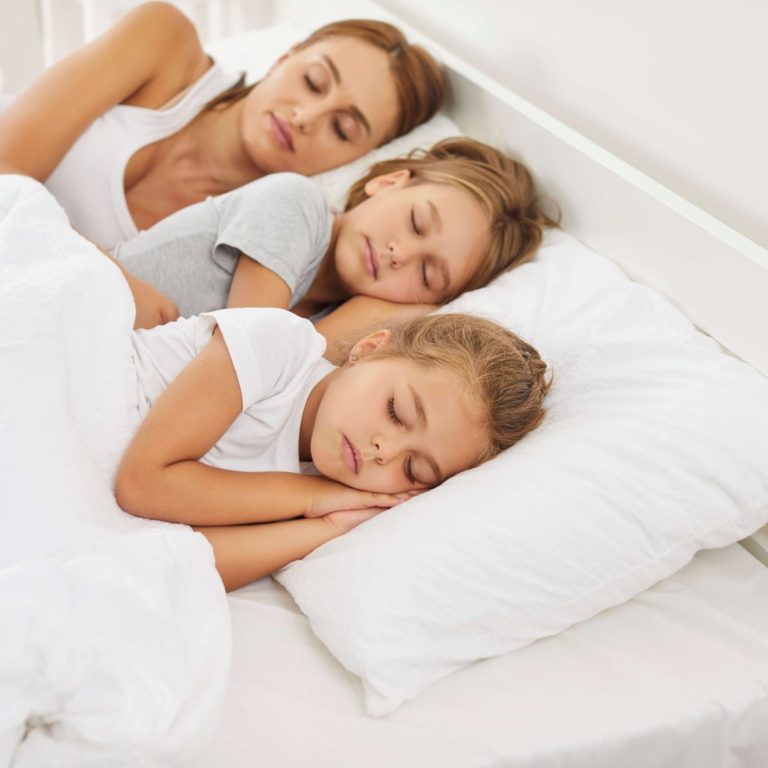 famille dort tranquillement dans un lit